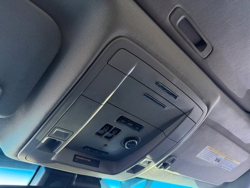 Used 2018 Chevrolet Suburban LT image 21