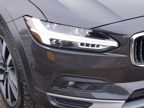 Used 2022 Volvo V90 B6 Cross Country w/ Advanced Package image 16