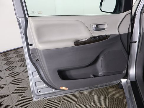 Used 2017 Toyota Sienna XLE w/ XLE Navigation Package image 19