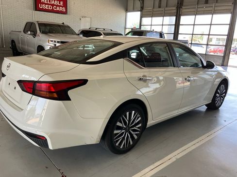 Used 2025 Nissan Altima 2.5 SV FWD image 4