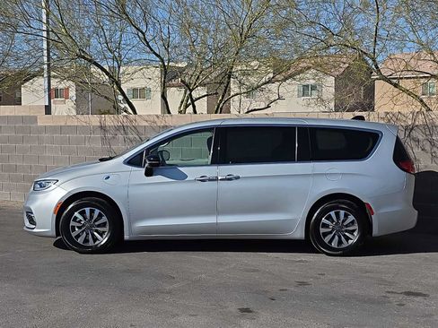 Used 2024 Chrysler Pacifica Limited FWD image 5