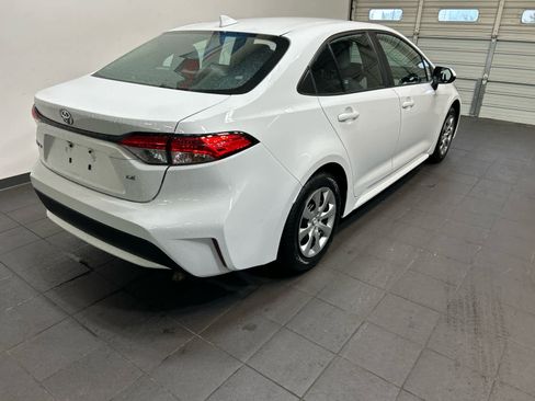Used 2022 Toyota Corolla LE FWD image 3