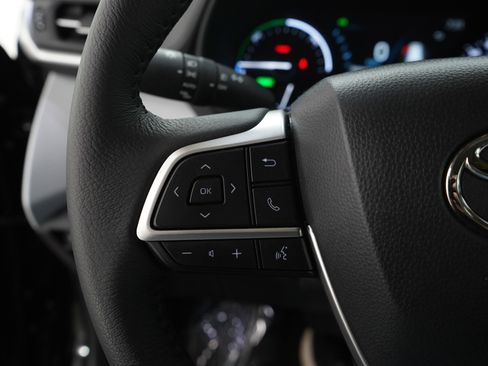 Used 2025 Toyota Sienna XLE w/ XLE Plus Package image 28