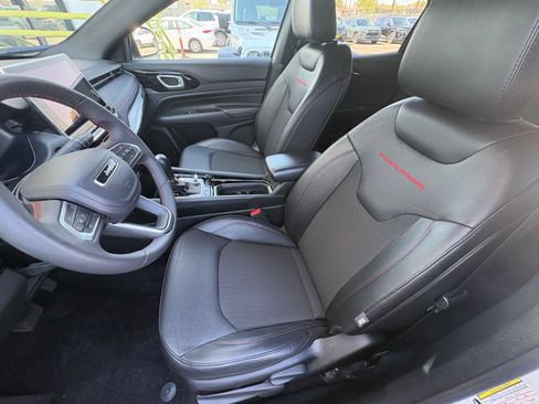 Used 2025 Jeep Compass Trailhawk AWD/4WD image 36
