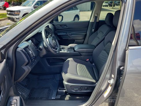 Certified 2024 Nissan Pathfinder SV FWD image 12