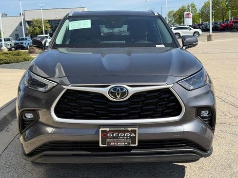 Used 2022 Toyota Highlander XLE AWD/4WD image 9
