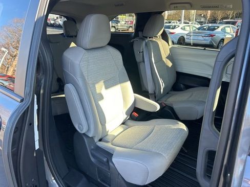 Used 2025 Toyota Sienna LE image 19
