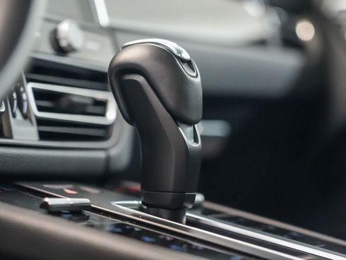 Certified 2023 Porsche Macan AWD/4WD image 26