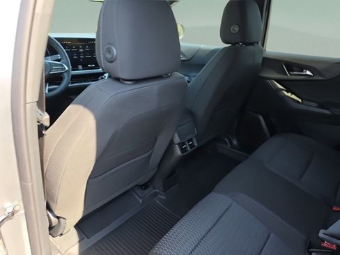 Used 2026 Chevrolet Equinox LT w/ Safety and Technology Package FWD image 21