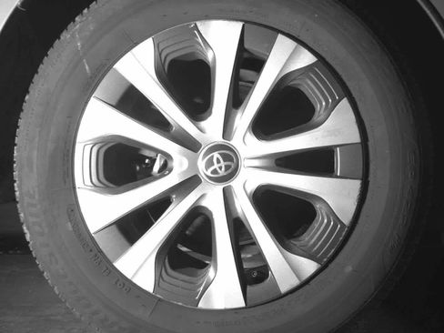 Used 2022 Toyota Prius Prime LE image 12