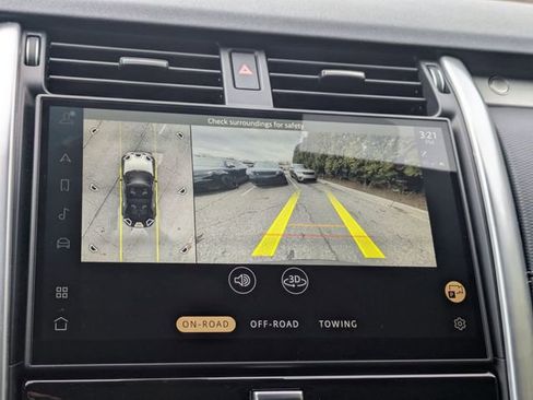 Used 2025 Land Rover Discovery Dynamic SE image 10