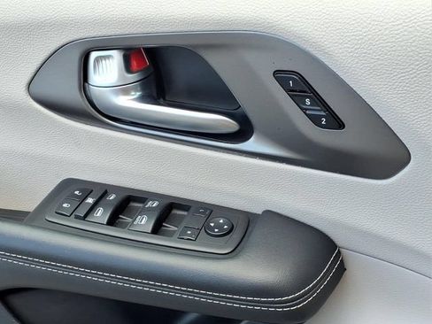 Used 2024 Chrysler Pacifica Touring-L FWD image 15