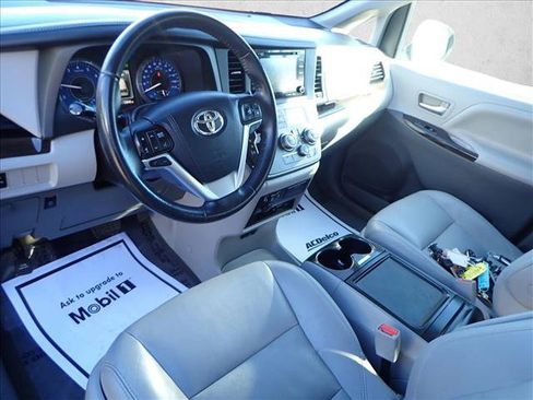 Used 2018 Toyota Sienna XLE Premium image 11