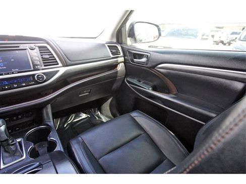 Used 2018 Toyota Highlander Limited Platinum image 9