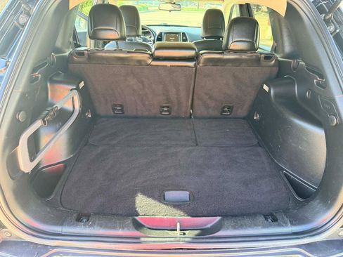 Used 2017 Jeep Cherokee Trailhawk w/ Cold Weather Group image 10