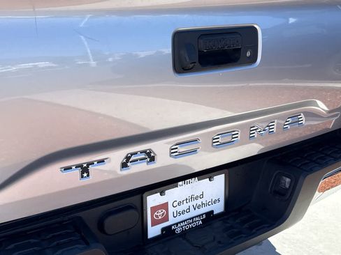 Used 2020 Toyota Tacoma SR5 w/ SR5 Appearance Package (SM) AWD/4WD image 9