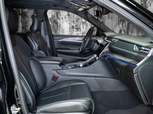 Used 2023 Jeep Grand Cherokee Overland w/ Luxury Tech Group IV image 7