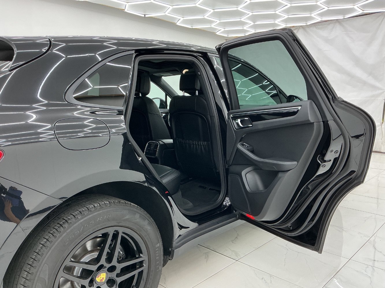 Used 2018 Porsche Macan AWD/4WD image 23