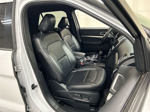Used 2018 Ford Explorer XLT w/ Equipment Group 202A image 23