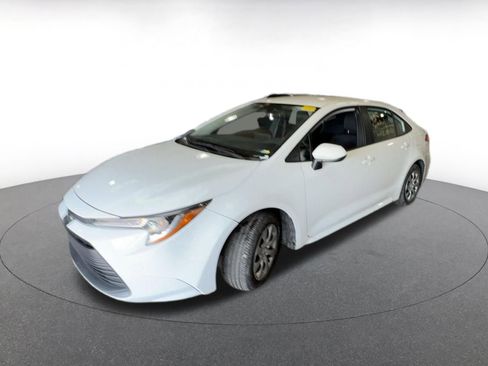 Used 2025 Toyota Corolla LE image 4