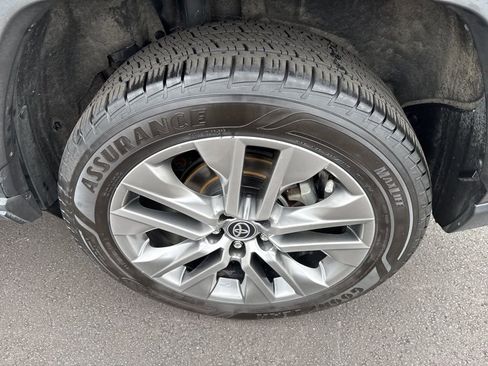 Used 2022 Toyota RAV4 XLE Premium image 11