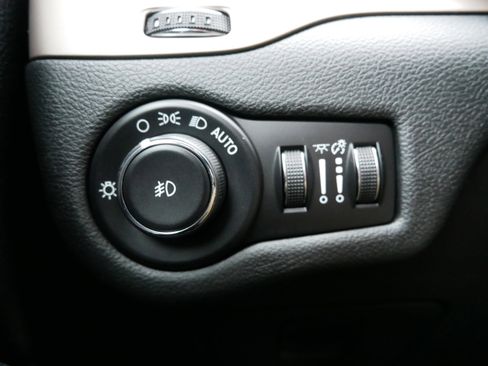 Used 2016 Jeep Cherokee Latitude w/ Cold Weather Group image 26