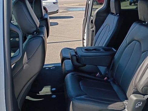 Used 2026 Chrysler Pacifica Select FWD image 14