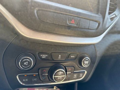Used 2015 Jeep Cherokee Latitude w/ Comfort/Convenience Group FWD image 26