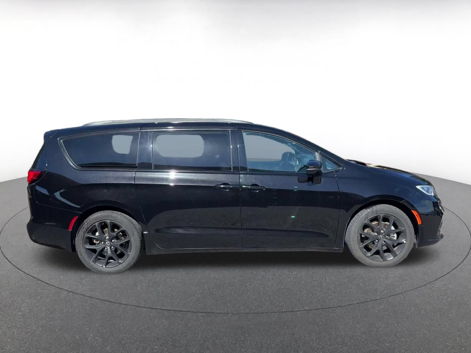 Used 2025 Chrysler Pacifica Limited FWD image 15