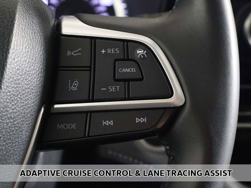 Used 2024 Toyota Highlander LE image 3