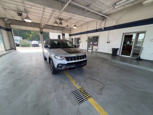 Used 2025 Jeep Compass Trailhawk w/ Trailer Tow Group AWD/4WD image 16