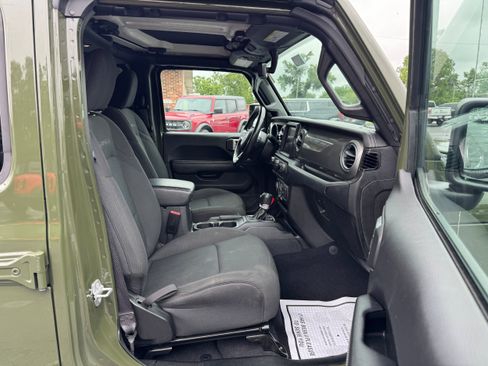 Used 2022 Jeep Wrangler Unlimited Sahara AWD/4WD image 17