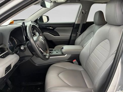 Used 2022 Toyota Highlander XLE AWD/4WD image 12