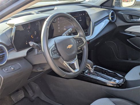 Used 2025 Chevrolet Trax LT w/ LT Convenience Package image 14