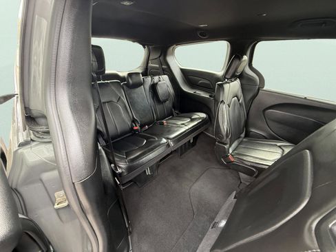 Used 2025 Chrysler Pacifica Select FWD image 16