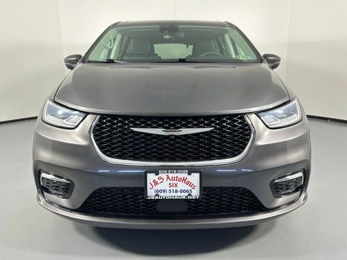 Used 2023 Chrysler Pacifica Touring-L image 2