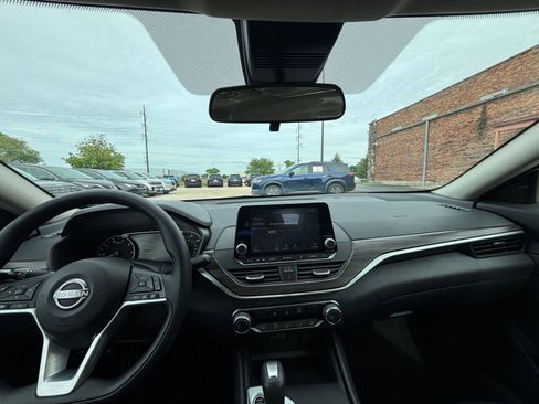 Used 2025 Nissan Altima 2.5 SV FWD image 33