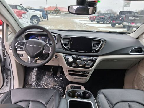 Used 2024 Chrysler Pacifica Touring-L image 13
