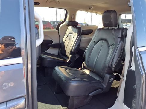 Used 2022 Chrysler Pacifica Touring-L image 19