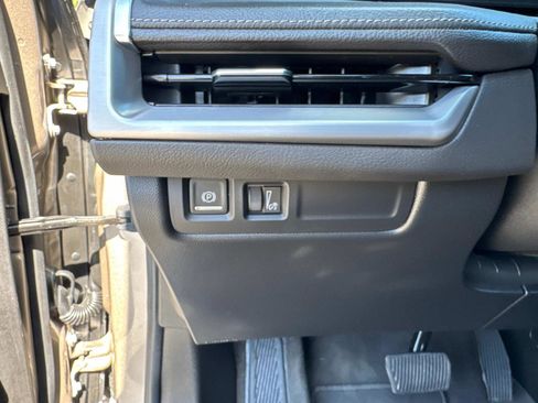 Used 2025 Cadillac XT4 Premium Luxury image 32