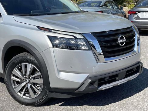 Used 2025 Nissan Pathfinder SL image 9