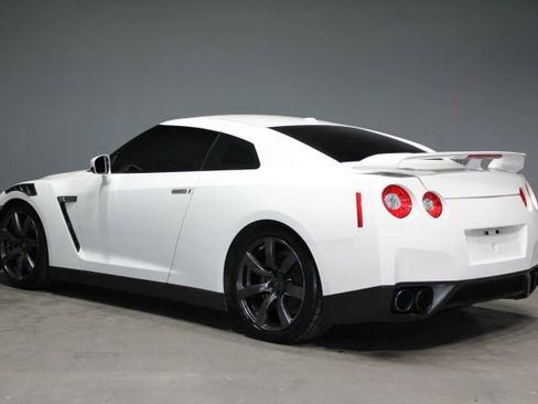 Used 2010 Nissan GT-R Premium image 4