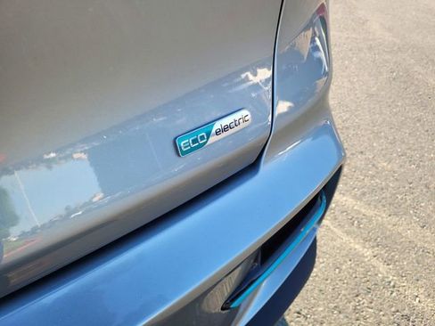 Used 2022 Kia Niro EX Premium w/ Cold Weather Package FWD image 7