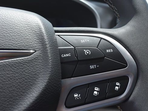 Used 2024 Chrysler Pacifica Touring-L FWD image 22