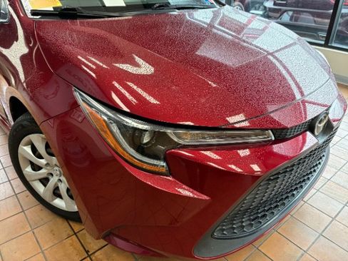 Used 2022 Toyota Corolla LE image 2