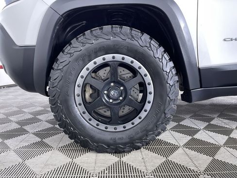 Used 2019 Jeep Cherokee Trailhawk image 26