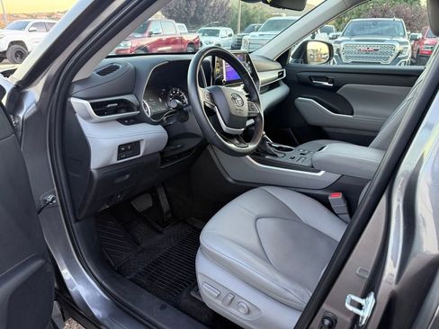 Used 2024 Toyota Highlander XLE image 10