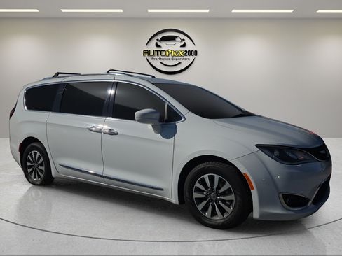 Used 2020 Chrysler Pacifica Touring-L Plus FWD image 1