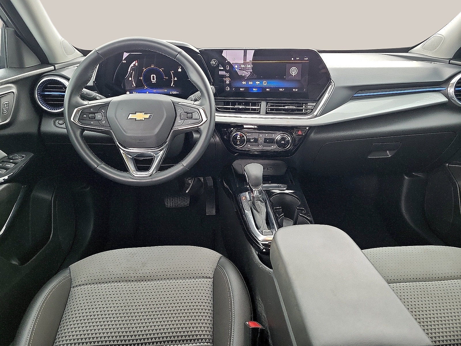 Used 2025 Chevrolet Trax LT w/ LT Convenience Package FWD image 10