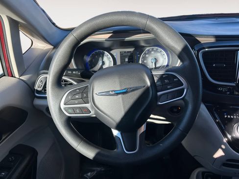 Used 2017 Chrysler Pacifica Touring image 12